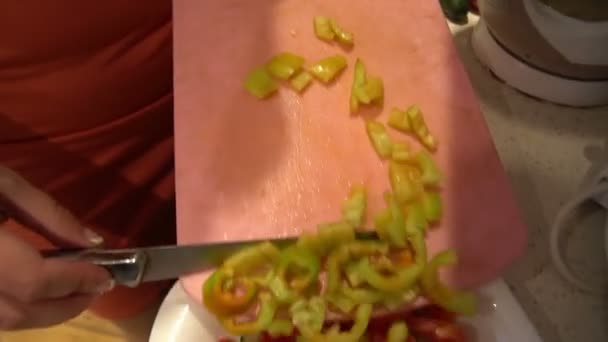Frau in Küche bereitet Salat zu — Stockvideo