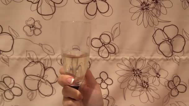 Mujer bebiendo vino sosteniendo vaso — Vídeo de stock