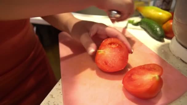 Женщина на кухне готовит овощи для салата — стоковое видео