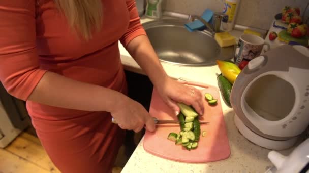 台所で女性はサラダを準備します。 — ストック動画