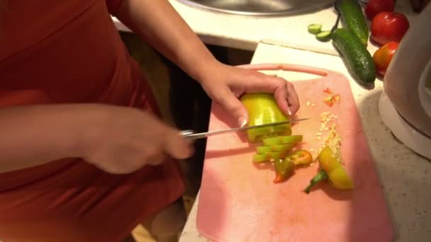 Kvinna i köket förbereda sallad skära grönsaker — Stockvideo