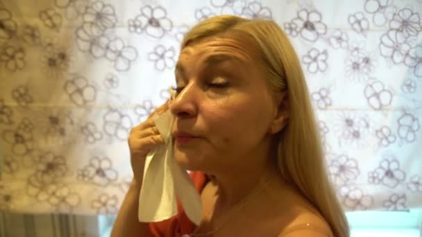 Mujer sudorosa sufre de calor Respiración difícil Limpieza — Vídeo de stock