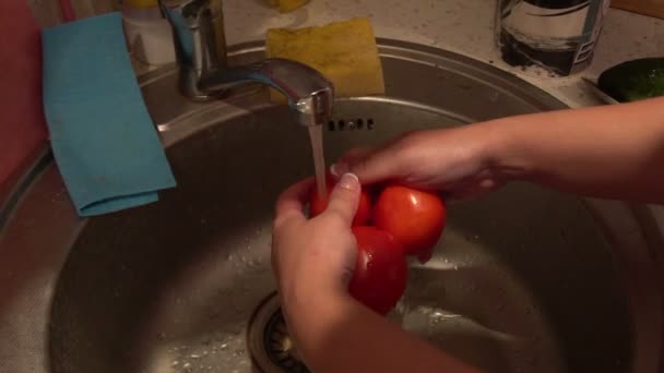 Жінка на кухні готує салат миття овочів — стокове відео