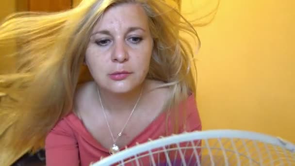 Vrouw lijdt aan warmte Sit onder elektrische ventilator lucht — Stockvideo