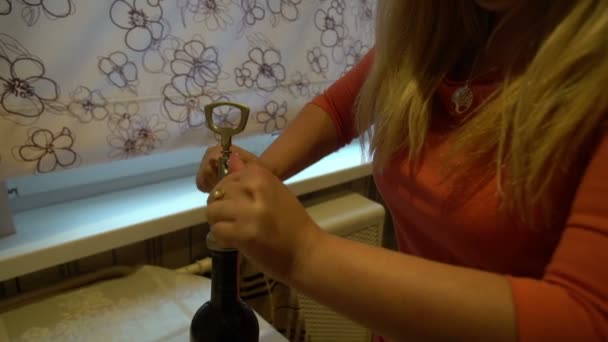 Femme bouteille d'ouverture de vin potable — Video