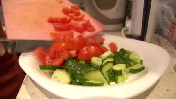 Vrouw in keuken bereiden salade — Stockvideo