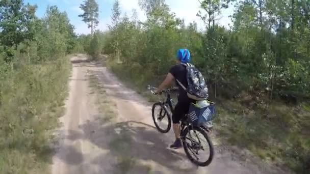 女人骑自行车越野驾驶森林 — 图库视频影像