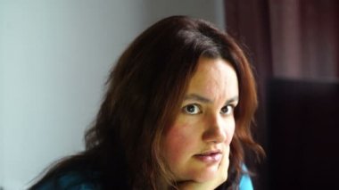 doğal güzellik esmer kadın şüpheli ifade, duygusal kadın yüzü ile izleyicisi'nde izlerken bilgisayar önünde