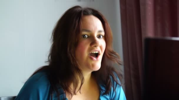 Belle jeune femme émotionnelle devant l'ordinateur de travail et soudainement obtenir de bonnes nouvelles, heureuse expression de réaction positive, à peine surpris — Video