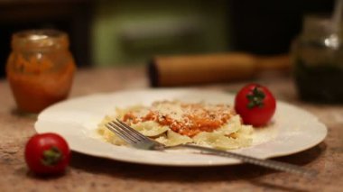 Spagetti yemek styling gıda altında parmesan peyniri serpin