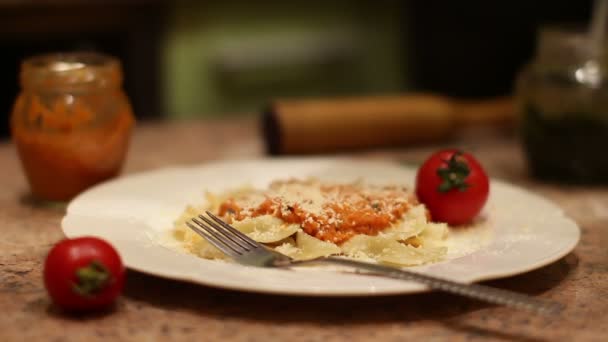 Espolvorear queso parmesano debajo de la comida de estilo plato de espaguetis — Vídeos de Stock