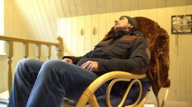mazlumlar kederli adam sallayarak sallanan sandalye, umutsuzluk çaresizlik kederli, yıkım içinde yas, sorun kötü düşünceleri depresyon mahvetti
