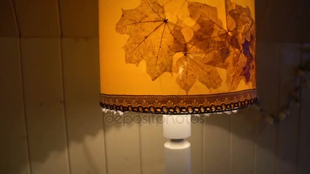 Warm licht van gele lamp herfst stemming — Stockvideo