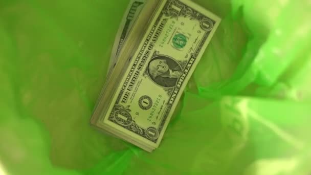 Выбрасывание денег, доллары Падение в зеленую корзину для мусора, свобода от финансов, растрата денег — стоковое видео