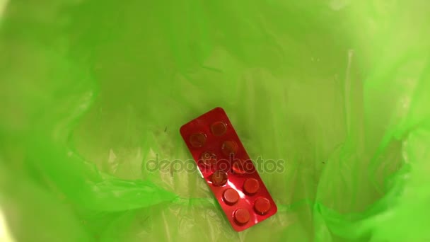 Droghe, confezioni vuote da pillole che cadono nella spazzatura — Video Stock