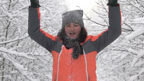 Lycklig kvinna kastar upp snön i vinter park, ha roligt — Stockvideo