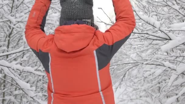 Glückliche Frauen vor der Kamera. Schnee fällt in Zeitlupe 1080 hd. junges Weibchen genießt Wintertag im Freien — Stockvideo