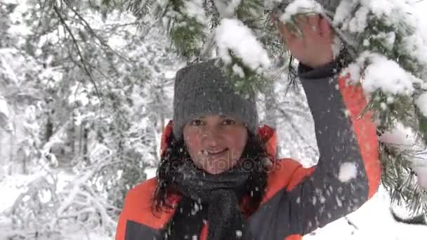 Soprando neve caindo, LOW MOTION 120fps. Modelo feminino alegre bonita alegre se divertindo na floresta. Jovem que gosta de neve mágica. País das maravilhas do inverno. Dia da Neve, fundo branco no — Vídeo de Stock