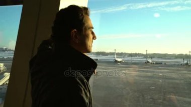 Ayakta bekleyen bir salon, salon görünümü, gün ışığı ile güzel arka plan Havaalanı terminal iç, insanlar gezginler yolcu siluetleri penceresinde, dostum, yürüyen merdiven çekim dolly, seyahat