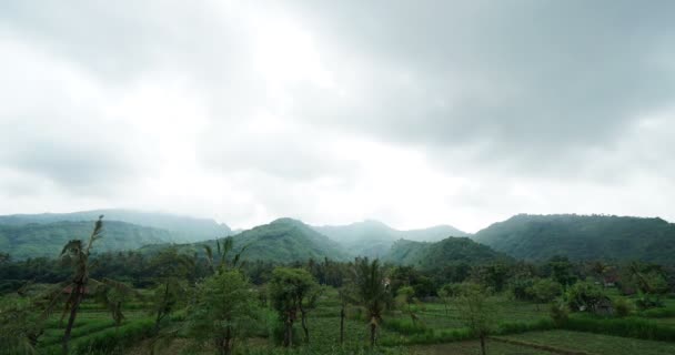 4K, Nuvole di pioggia su un lasso di tempo di montagna, paesaggio tropicale, bali indonesia — Video Stock