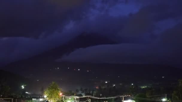 Agung vulcano montagna time lapse tramonto ottenere nuvole scure danza città splendente di lampade — Video Stock