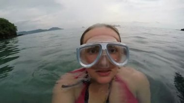 kadın şnorkel beach maskeyle okyanus suda eğlenmek, sualtı spor yaz