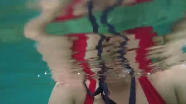 Женщина в маске с маской для подводного плавания выходит на воздух, прекрасная природа водный спорт, отдых, на Бали-Индонезии — стоковое видео