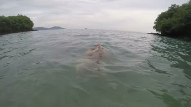 dışarı atlama deniz suyu, kırmızı bikini, ağır çekim, yaz eğlenceli, mutlu heyecanlı kadın tatil kavramı