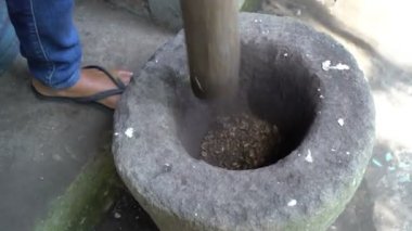 Müzesi, eski stil, bali Endonezya ahşap kütük tarafından kahve öğütmek