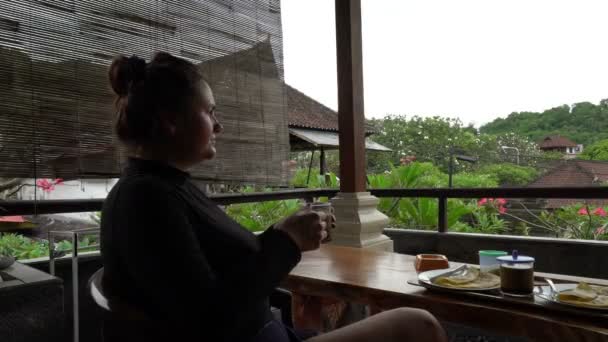 Hermosa mujer morena bebiendo café en la terraza con maravillosas vistas verdes montañas, bali indonesia, concepto de vacaciones — Vídeos de Stock