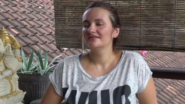 Mooie brunette vrouw zittend op Aziatische balkon o.k. hand teken positieve mensen reizen begrip tonen — Stockvideo