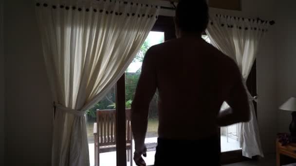 Bell'uomo in forma andare a guardare la vista dal balcone dall'hotel romm, concetto di viaggio vacanze — Video Stock