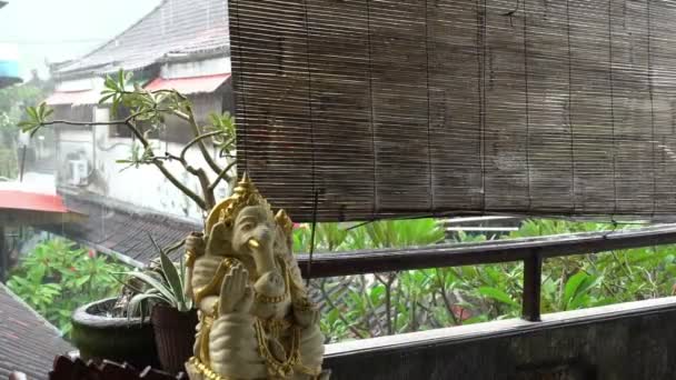 Tropiskt regn i Asien Indonesien, utsikt från terrassen, mjuk bakgrund balkong — Stockvideo