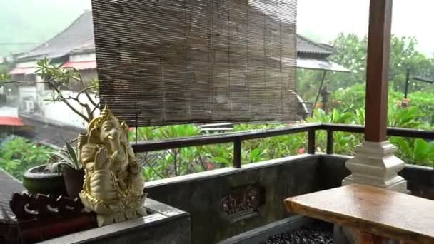 Tropische regen in Azië-Indonesië, uitzicht vanaf terras, zachte achtergrond balkon — Stockvideo