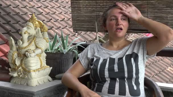 Zweterige vrouw voelt hete zit op balkon in hete Aziatische klimaat, lijden van warmte moeilijk ademhaling afvegen, reizen door exotische landen — Stockvideo