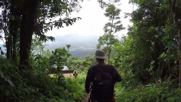 Homme randonnée en plein air dans les montagnes sur l'île de Bali, voyage asiatique jogging touristique en vacances, belle nature, randonneur, photographe — Video