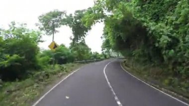 güzel Asyalı yeşil doğa yoldan motosiklet, tehlikeli ulaşım, sol yan yol, tatil tarafından ormanda sürme