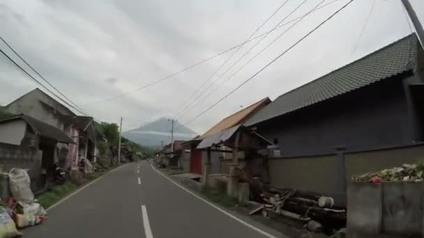 Montar por hermosa naturaleza verde asiática carretera en moto, transporte peligroso, camino a la izquierda, vacaciones en la selva — Vídeos de Stock