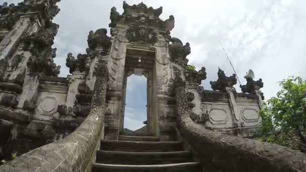 Wandelen door stappen van tijd vervallen poorten van Pura Penataran Agung Lempuyang tempel., Bali, Indonesië — Stockvideo