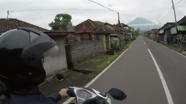 Žena na koni motocyklu od asijské ulice, populární dopravy v Asii, řidič zpět, happy dobrodružství, nádherné prázdniny, cestování koncept, osamělý turista — Stock video