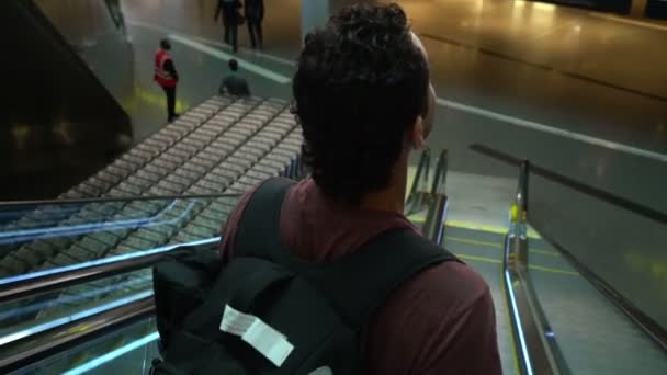 Hombre levantamiento de escaleras mecánicas en la terminal del aeropuerto, pasajero mirando a su alrededor emocionado, concepto de viaje, personas inspiradoras, actitud positiva — Vídeos de Stock