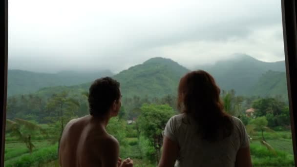 Divertente felice coppia che balla sul balcone con bella vista sulle montagne, persone innamorate, godersi la loro vita, emozioni, impressioni, ispirazioni — Video Stock