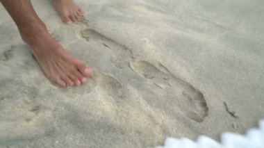 Kaydet insanlar felaket, felaket, felaket, erkek ayak koşmak bir hasar ve yok su sel, küresel ısınma, iklim değişikliği kavramı, dalga okyanus plaj