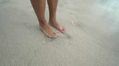 Kaydet insanlar felaket, felaket, felaket, erkek ayak koşmak bir hasar ve yok su sel, küresel ısınma, iklim değişikliği kavramı, dalga okyanus plaj