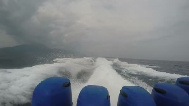 Viajando pelo mar no barco rápido em tempo nublado escuro, indonésia — Vídeo de Stock