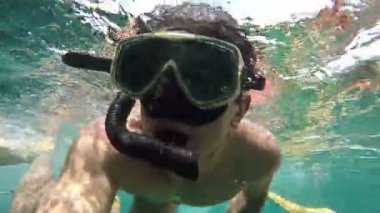 dostum dalış maske Yüzme Şnorkelle Dalma için tekneden suya, suyun altında kabarcık birçok yapım, seyahat selfie eğlence keyfini duygular tatil kavramı