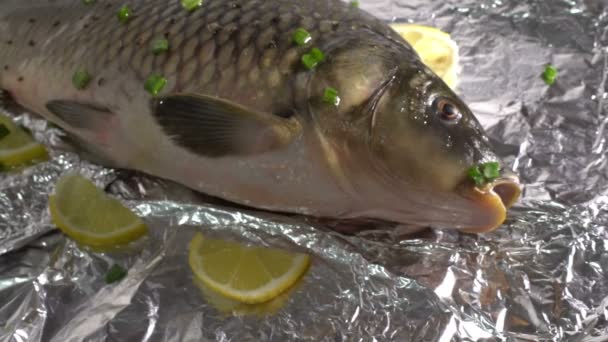 Kapr ryb na fólii marinované zeleniny a citron zdravých potravin dobrá strava chutná omega-3 čekání na grilu v restauraci — Stock video