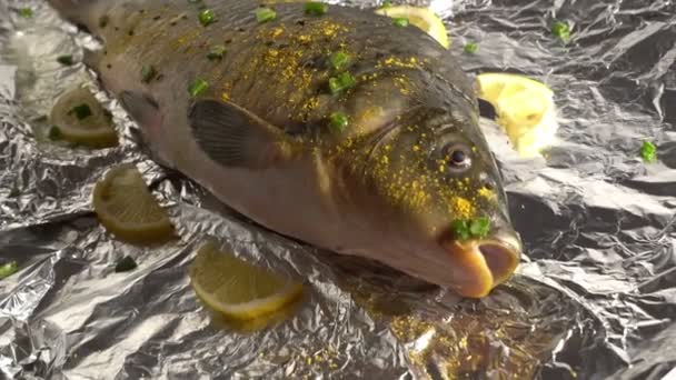 Carp fish on foil marinated with vegetables and lemon healthy food good diet tasty omega 3 waiting for grill in restaurant — Stock Footage Carp fish on foil marinated with vegetables and lemon healthy food good diet tasty omega 3 waiting for grill in restaurant Stock Footage