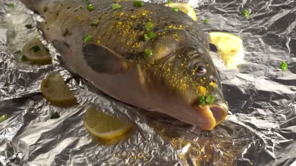 Carpa di pesce su carta stagnola marinata con verdure e limone cibo sano buona dieta gustosa omega 3 in attesa di griglia nel ristorante — Video Stock