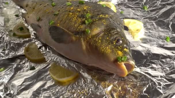 a fólia pácolt zöldségek és egészséges élelmiszer citrom jó diéta ízletes omega-3 fish ponty várakozás grill étteremben